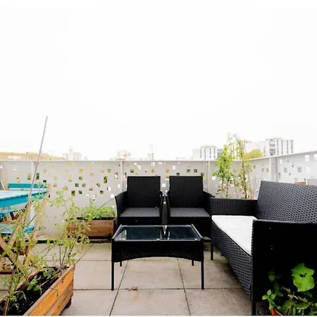 With Balcony In Paris, Near La *